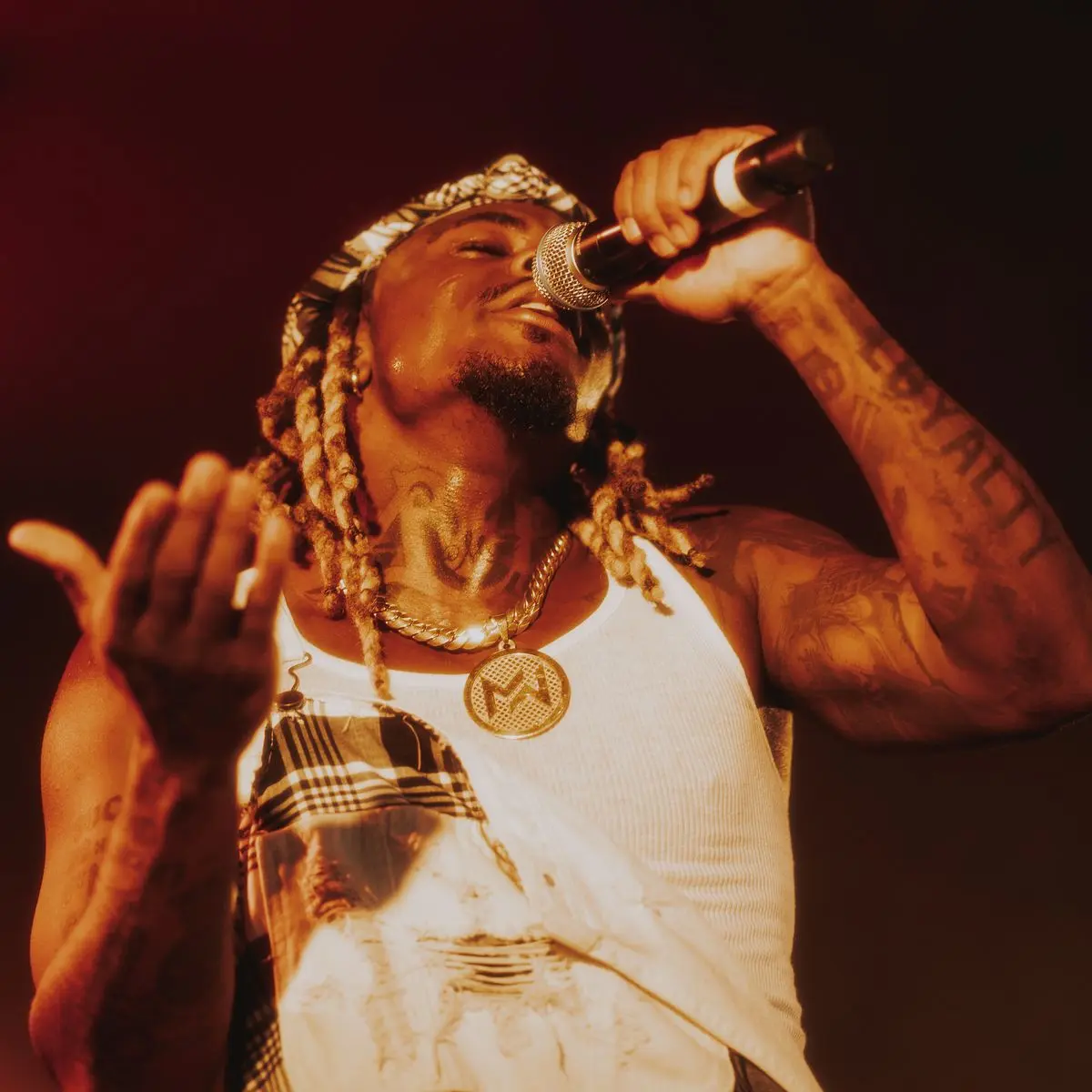 Matieu White close-up chantant au micro