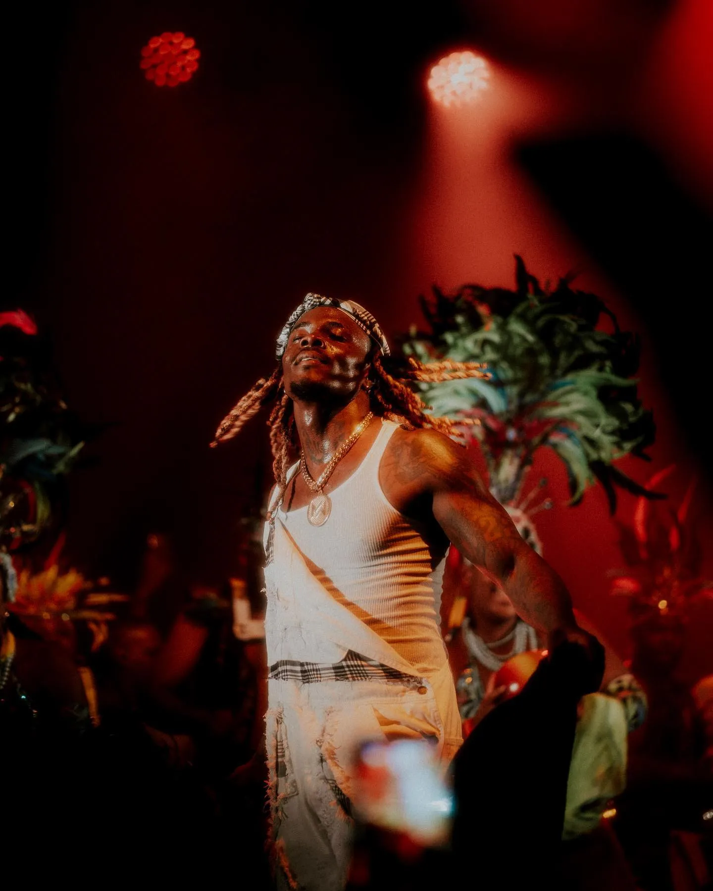 Matieu White en concert avec danseurs carnavalesques